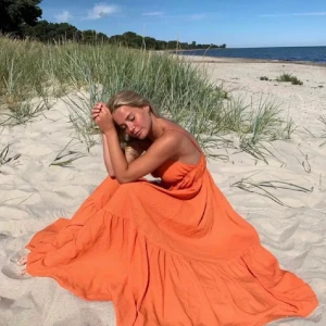 Orange klänning hm - Säljer min fina klänning från hm, i perfekt skick utöver en liten fläck längst ner, är dock knappt alls synlig när klänningen är på💗 går säkert bort med rätt medel!