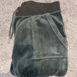 Juicy couture byxor  - Säljer mina juicy byxor i färgen moss Green då dom är för långa för mig. Dom är i ganska fint skick bara att en liten knapp på bakfickorna är borta annars är dom som nya👍🏼Skriv privat om ni har frågor eller är intresserade. Pris kan diskuteras💕