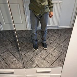 Jack and Jones jeans  - Säljer dessa snygga jeans från Jack and Jones eftersom det är alldeles för långa för mig. Det är i storlek 30/34. Om ni undrar men om storlek kan ni kontakta mig så kan jag mäta och skicka till er. Kom gärna med prisförslag!