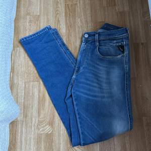 Replay jeans i nyskick. Storlek 31/32. Skriv gärna vid frågor eller funderingar!