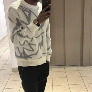 Stickad sweatshirt  - Riktigt fet och unik sweatshirt med mönster, perfekt nu till hösten och lätt att matcha. Fick den i present för inte så länge sedan men den kommer tyvärr inte till användning mer. Den är fortfarande i toppskick, storlek S men passar även M.