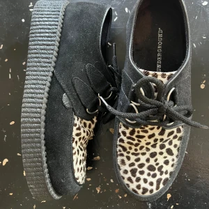 underground england creepers - super super fina skor som använts 1-2 gånger, från märket underground england som kostar ca 2.7k nya. storlek uk 6 vilket motsvarar 39.  kan eventuellt sänka priset vid snabb affär