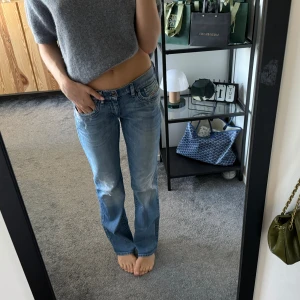 Lågmidjade diesel jeans - Säljer dessa drömmiga lågmidjade diesel jeansen som är i världens finaste blåa färg och sitter perfekt!🩵passar mig som vanligtvis har storlek 36