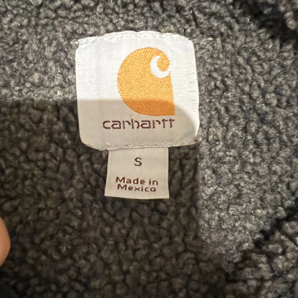 Säljer denna Carhartt hoodie då den inte kommer till användning av mig. Hoodien är fodrad och isolerad vilket gör den väldigt varm och perfekt inför hösten. Nypris på den är cirka 1700kr. Hör av er vid ytterligare frågor!. Hoodies.