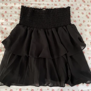 svart volangkjol - Svart volangkjol från ”chelsea” i storlek XS