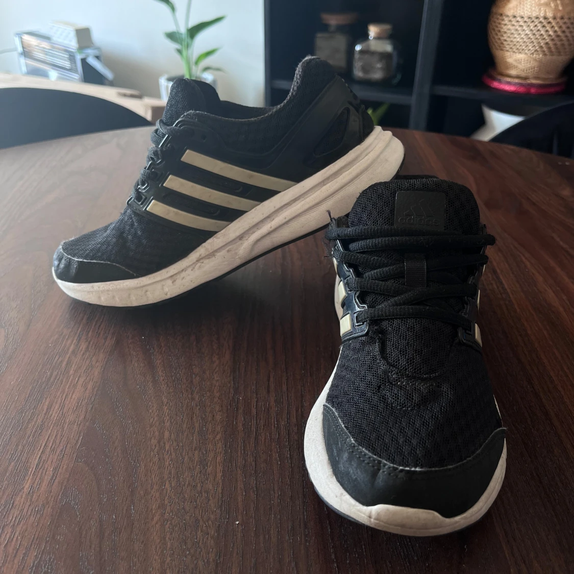 Svarta Adidas sneakers med vita detaljer - 90