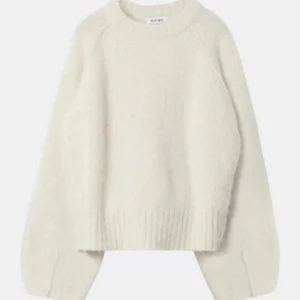 Stickad rodebjer francisca tröja - Stickad tröja i alpacka- och ullmix frän Rodebjer. storlek M men passar S också. Större modell för en oversized look. Ärmarna är rundade i ärmslutet, och tröjan har ribbstickade muddar i hals och plaggslut.   Bra skick och en superfin tröja!