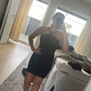 Klänning svart med lappen på  - Klänning svart med lappen på