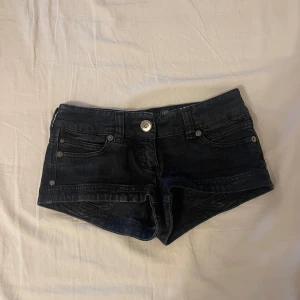 Lågmidjade svarta shorts  - Midjemått 36cm, bra skick 🤗❤️