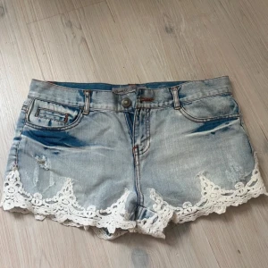 Lågmidjade jeans shorts med spets detaljer  - Super fina jeansshorts! I dem står de att de är i storlek 38 men skulle säga att det passar 36/34. 