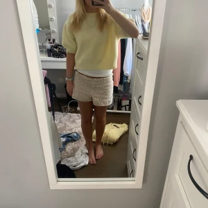 Stickad T-shirt  - Gul stickad t-shirt ifrån Zara💓