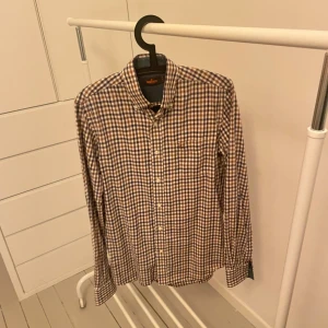 Morris Skjorta - Riktigt fet skjorta från Morris! Bra skick och passar både när man vill klä upp sig eller bara i vardagen. Nytt pris ca 1200kr, mitt pris 400kr! Storlek 38/ 15 vilket motsvarar ungefär M. Hör av er om ni har några frågor eller funderinga