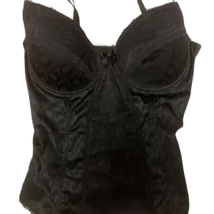 Korsett - Skit fin korsett med lite goth/emo vibe, den stängs på ryggen som en BH och har justerbara band med skit snygga detaljer på sig🫶🏻