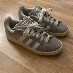 Adidas Campus 00s - Hej, säljer mina snygga Adidas Campus 00s stl:42 2/3, i jättefint skick!💞 inköpta för 1200kr, och jag säljer för 600kr, box ingår ej. Skriv om ni vill ha fler bilder eller vid intresse!💞