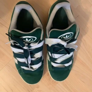 Adidas campus gröna - Storlek 44, skick 8/10 har haft dem ungefär ett år och tyvärr inte min stil längre men fortfarande riktigt fräscha o snygga, skolåde och extra snören ingår. Priset är inte hugget i sten, först till kvarn.