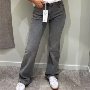 Full lenght flare jeans Gina Tricot - Aldrig använda då de är för små på mig! 