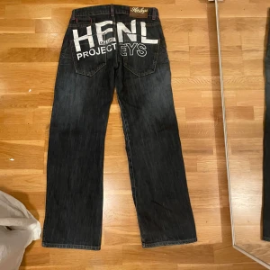 Y2K Low waist jeans - Jätte coola jeans med tryck på backsidan! Säljer då jag inte använder!! De är straight fit och Strl 26 passar bra mig i längden som är 166
