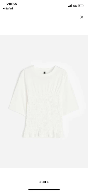 Smockad topp från hm - En skit snygg smockad topp från hm som är slutsåld💞passar till massor! 