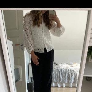 Vit blus  - Jättefin blus från shein i jättefint skick och bara använd 2 gånger. Materialet känns inte alls billigt🩷.