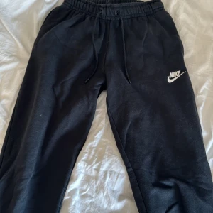 Nike mjukisbyxor  - Säljer mina mjukisbyxor från nike som är använda ett par gånger men finns inga fel med dem