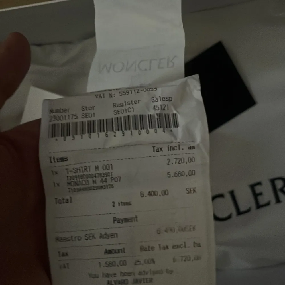 Köpta från Monclers butik. Nypris 5680 mitt pris: 2899 Skick 9/10 Sparsamt använda Pris kan diskuteras✅. Skor.