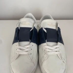 Valentino Open  - Skick: Använt i några veckor Färg: Navy Blue Box är med.  Boxen är lite sliten.  Kom dm för fler bilder
