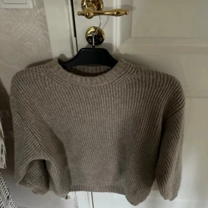 Beige stickad tröja - En beige stickad tröja från HM i storlek i storlek XS men passar även S och M. Aldrig använd så tröjan är i nyskick.