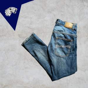 Nudie jeans Thinn Finn | Skick: 8,5/10 | Strl W30 L34 | Modellen är 182cm | Hör av dig om du undrar någonting!