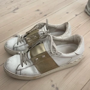 Valentino skor - Snygga valentino skor, går att göra rent