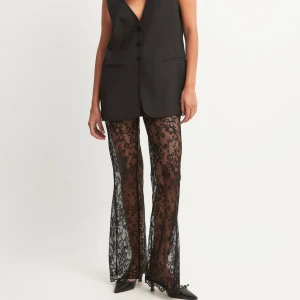 Spetsbyxor fr NA-KD  - Spetsbyxor från nakd. Byxorna har en liten rispa i spetsen längst ner på ena benet, se bild 3. 