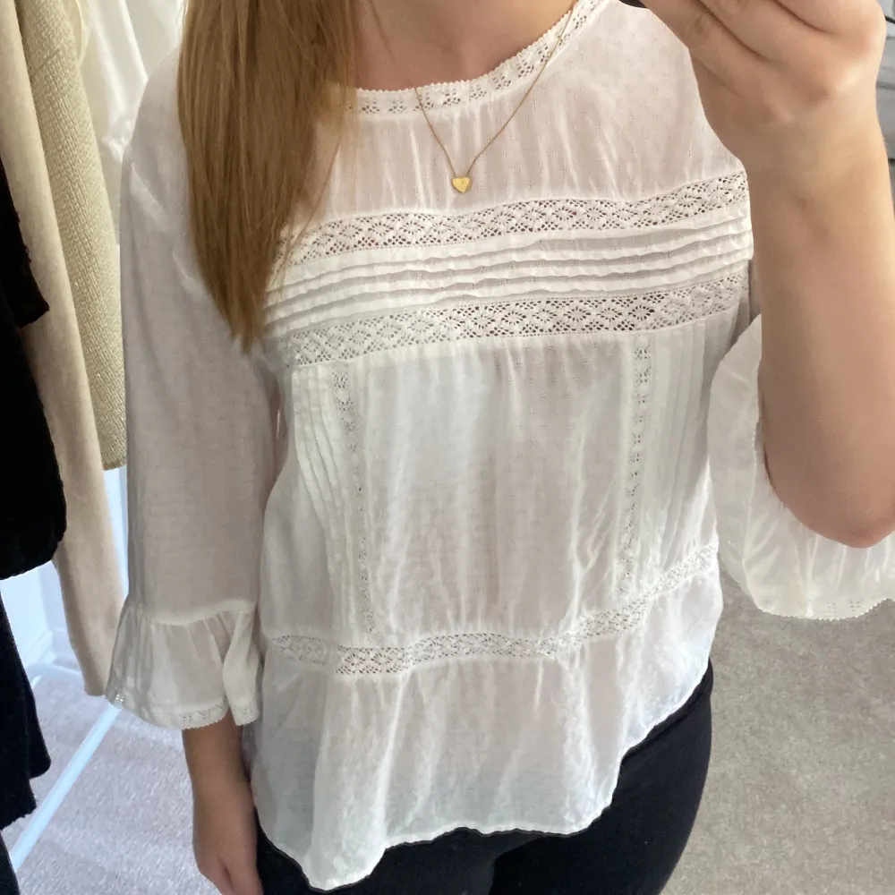 En jätte fin vit blus ifrån only. Säljer pågrund av jag inte fått någon användning av den. Den är i väldigt bra skick då jag bara använt 1 gång. . Puserot.