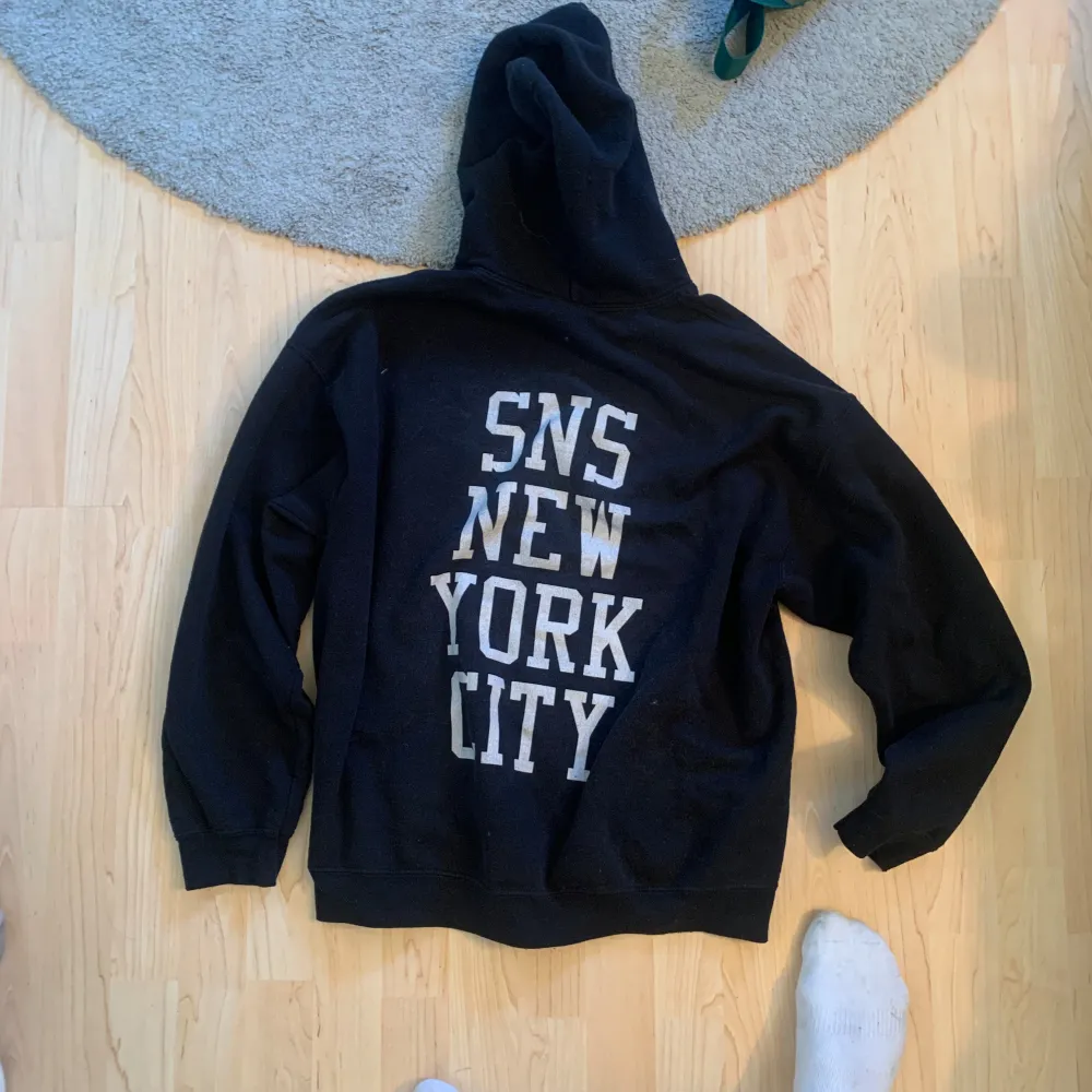 Skön o schysst hoodie perfekt för hösten och vintern och väldigt bra o snygg passform, snyggt tryck. Hoodies.