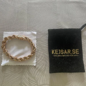 Guld armband - En guld kedja som är pläterad i 18K guld. Den är i väldigt bra skick och har inte används så mycket. 
