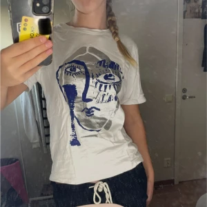Zara T-shirt  - Säljer en Zara T-shirt i ny skick finns inte o köpa längre!💓💓skriv om det är nåt ni undrar över!