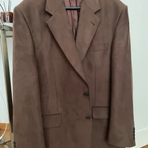 Kavaj i mocka - Supersnygg kavaj i mocka 🍂🤎den är i nyskick,säljer pga den är för stor för mig 😞 storlek L