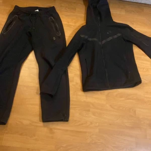 Nike tech outfit - Säljer både min nike fleece och byxorna eftersom använder de knappt. Priset diskuteras. Betalar frakt själv