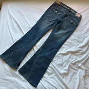 true religion jeans midja rakt över 38cm, innerbenet 73cm