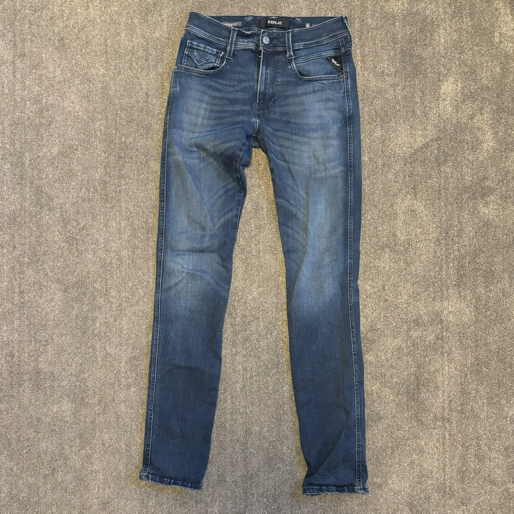 Riktigt snygga Replay anbass i perfekt skick, inga slitningar. Sitter ”slim fit”. Size 28:34 men sitter som 30/32.. Jeans & Byxor.