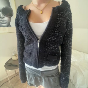 Cool kofta - Säljer denna super fina koftan som man kan ha på så långa olika sätt❤️🥰💗💗