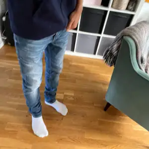 Snygga replay jeans storlek W32 L34 säljer för de är för långa för mig är 178 lång men väldigt snygga och bra skick.