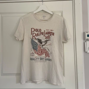 Ralph Lauren T-shirt  - Säljer denna riktigt snygga Ralph Lauren T-shirten i storlek S! Riktigt bra condition, förutom en avklippt tvättlapp (se bild 4) Nypris ca 1200kr, mitt pris 499kr! Vid minsta lilla fundering är det bara att fråga!