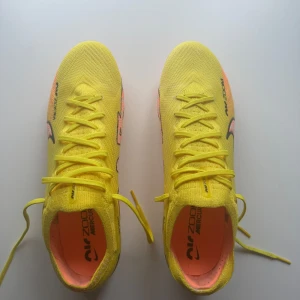 Nike Air Zoom Mercurial  - De här fotbollsskorna har hållits i bra skick, köpte de för en månad sen men säljer de för att jag köpte nya fotbollsskor 