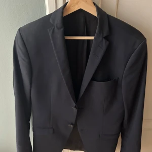 Tiger Of Sweden Blazer - Säljer av min Tiger Of Sweden blazer/kavaj som bara hänger. Fint skick, mörkblå och strl 44. Vid funderingar så hör av er 🤝