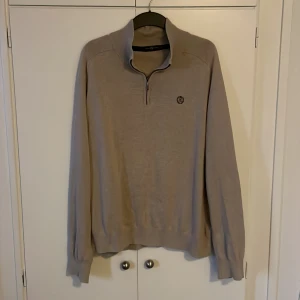 John Henric half zip - Skit snygg half zip, trendig för ungdomar. Perfekt som present eller gåva, storlek L, har krympt i tvätten till en M. Riktigt snygg. Condition 9,5/10 PRUTTA INTE