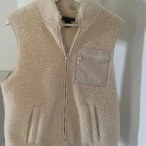 Lindex Teddy väst 🧸 - Storlek L/M men är liten i storleken  Ny skick  Köpt från Lindex Populär Teddy väst 