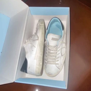 Philippe Model Skor - Köpta från Miinto i våras, fortfarande som nyskick! Storlek 40 men passar även 41💯 Nypris ca 4000, mitt pris 2500. Hör av dig vid fler frågor👍🏽