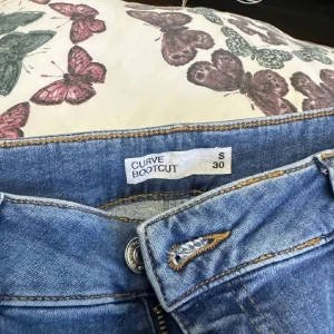Jeans - Hejsan säljer dessa bootcut jeans då dom är väldigt stora på mig och har ingen användning av dom, endast testade! Nypris 599 kr.