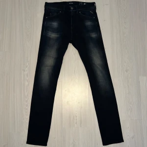 Replay Anbass Jeans  - Tja säljer nu ett par svarta jeans med snygg wash från Replay i modellen Anbass för endast 499kr! Strl W29. Pris är ej hugget i sten, hör av er i dm vid funderingar 🙌