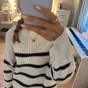 Söt stickad tröja💘 - En gullig stickad tröja i bra skick som är i storlek M💝