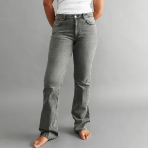 Gina jeans  - Säljer nu ett par oanvända gina jeans i modellen full length flare i storlek 38! Köpte fel storlek så det är inget fel på byxorna 🌟Aldrig använda! 